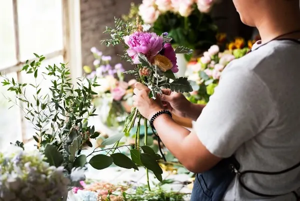 Florista montando arranjo de flores